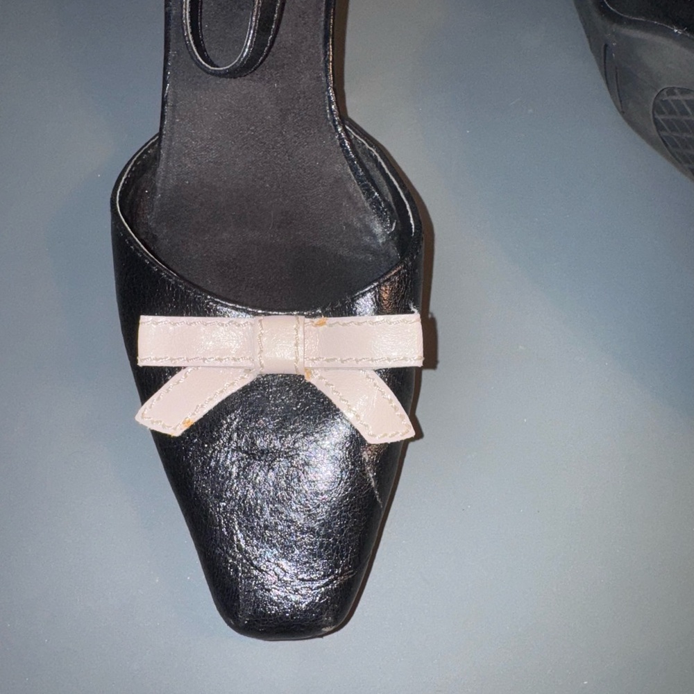 Aerosoles Elegant Black Little Heels with Cream Bow, Size 8 - Picture 7 of 16